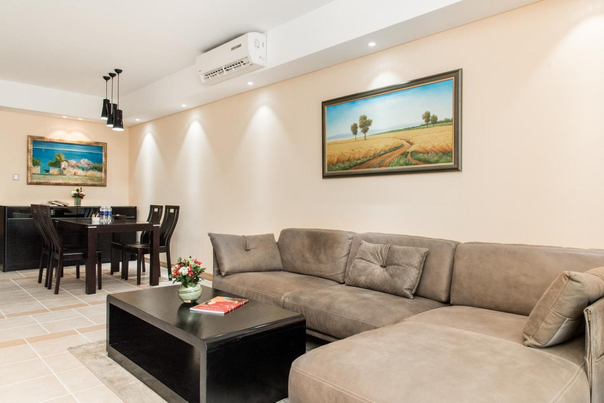 Sherwood Residence Πόλη Χο Τσι Μινχ Εξωτερικό φωτογραφία A living room with a sectional sofa