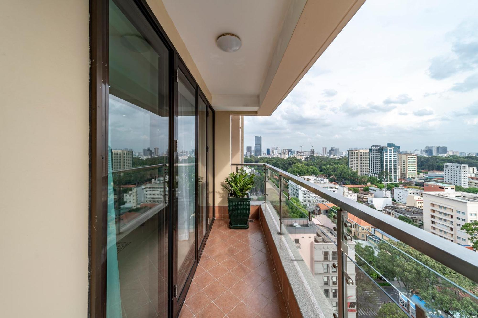 Sherwood Residence Πόλη Χο Τσι Μινχ Εξωτερικό φωτογραφία A balcony in a condominium